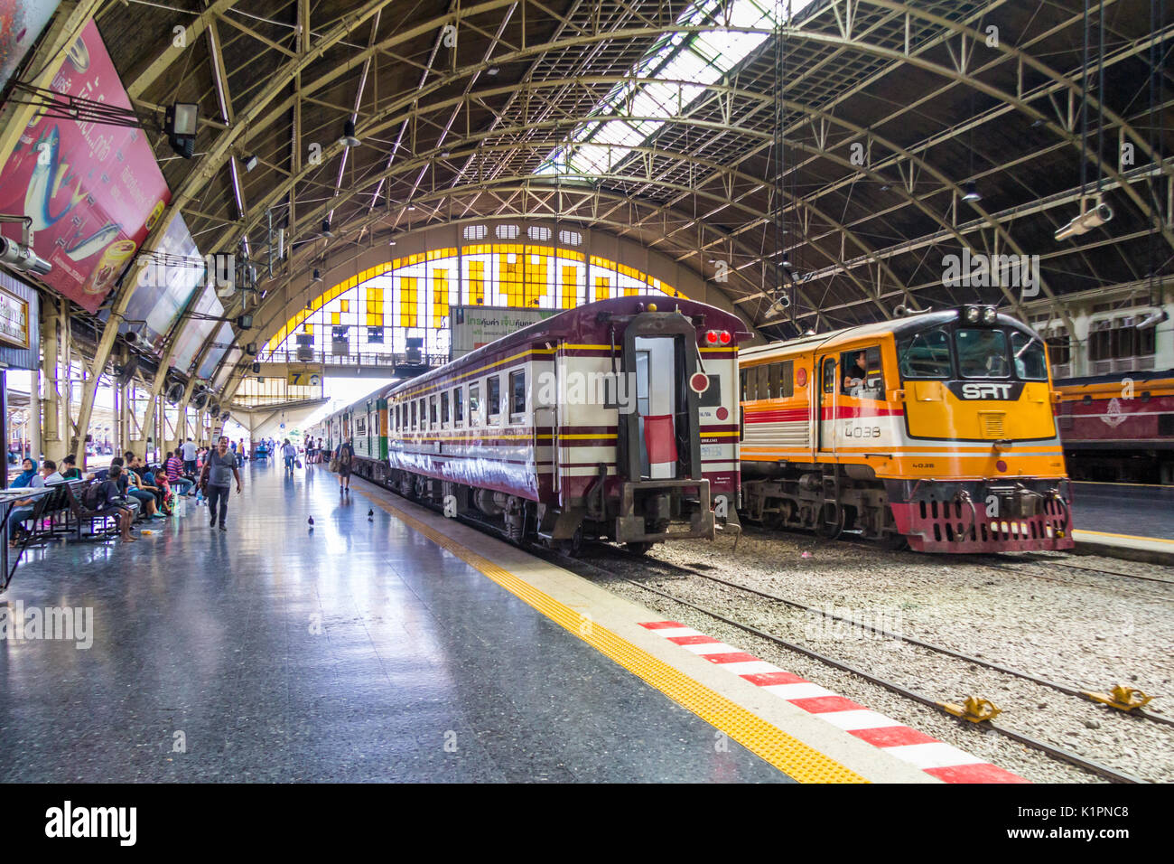 I treni si è fermato a piattaforma, stazione di Hualamphong, Bangkok, Thailandia Foto Stock