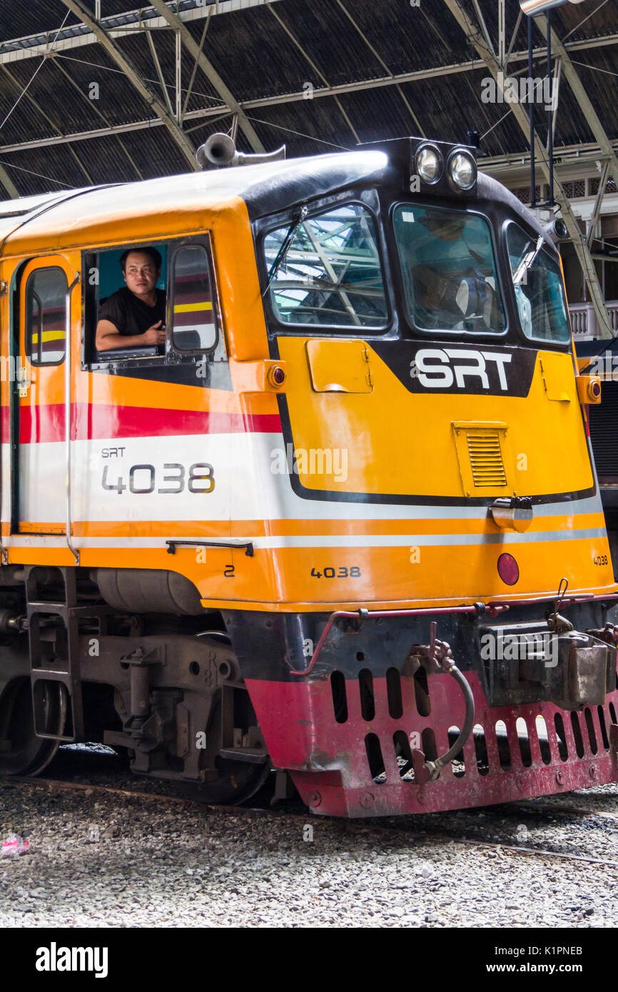 Motore Diesel e driver, Hua Lamphong stazione ferroviaria, Bangkok, Thailandia Foto Stock