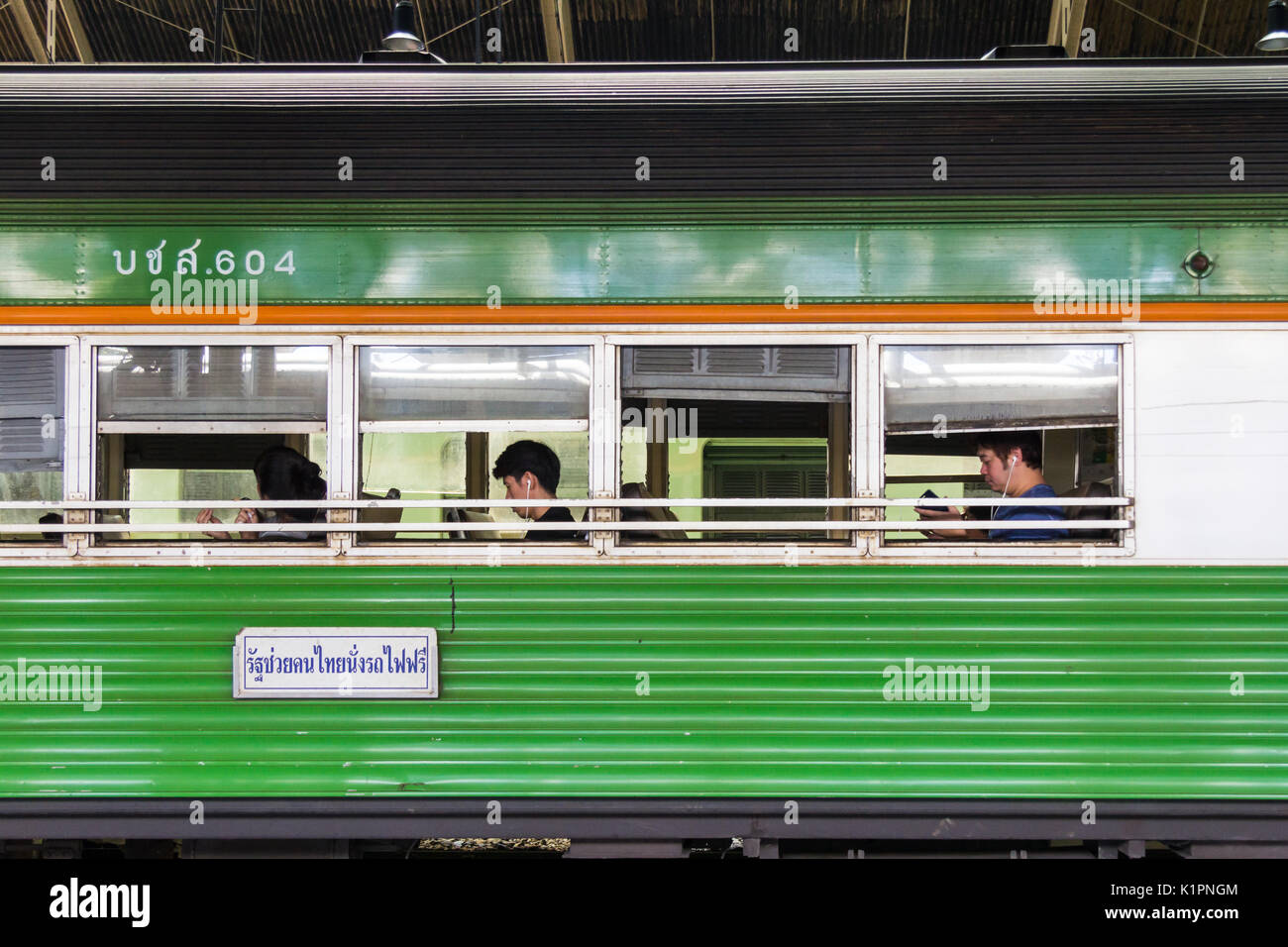 I passeggeri seduti nella carrozza VERDE, stazione di Hualamphong, Bangkok, Thailandia Foto Stock