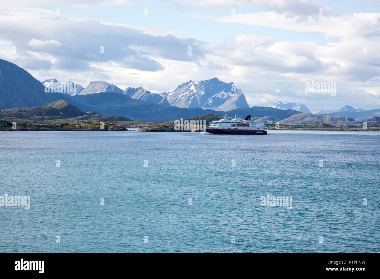 Hurtigruten nave traghetto montagne frastagliate nei pressi di Ornes, Nordland, Norvegia Foto Stock