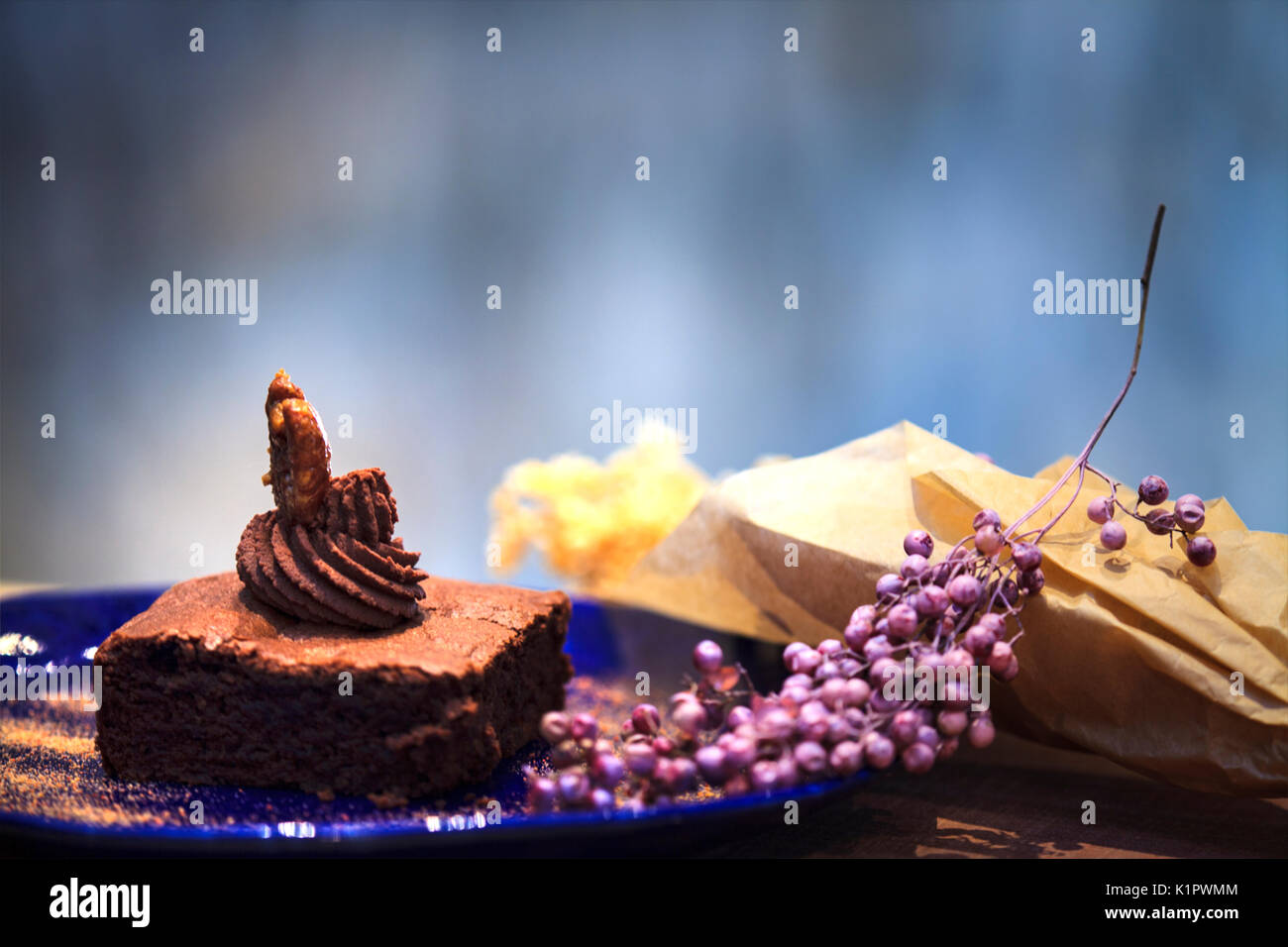 La bella torta al cioccolato fondente con un bel colore di sfondo Foto Stock