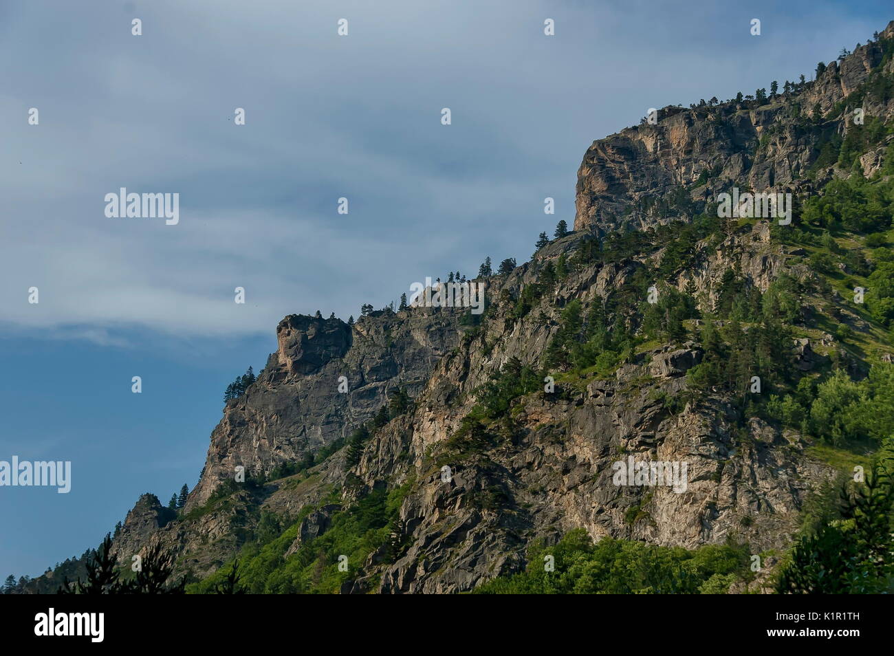 Mountain top di eagle rock ricoperta con la foresta di conifere e glade della montagna Rila, Bulgaria Foto Stock