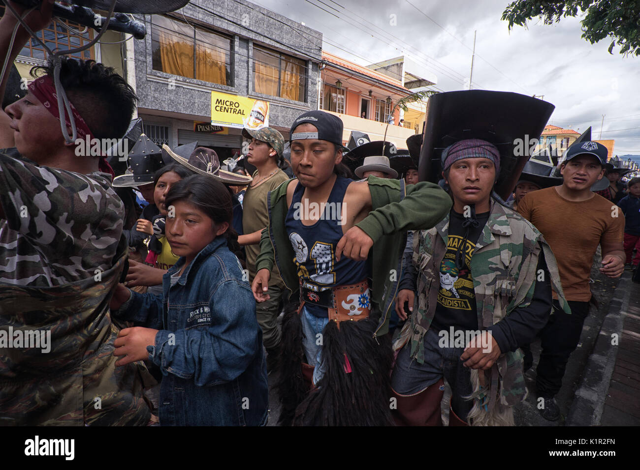 Quechua danzatori indigeni a Inti Raymi in Cotacachi Ecuador Foto Stock