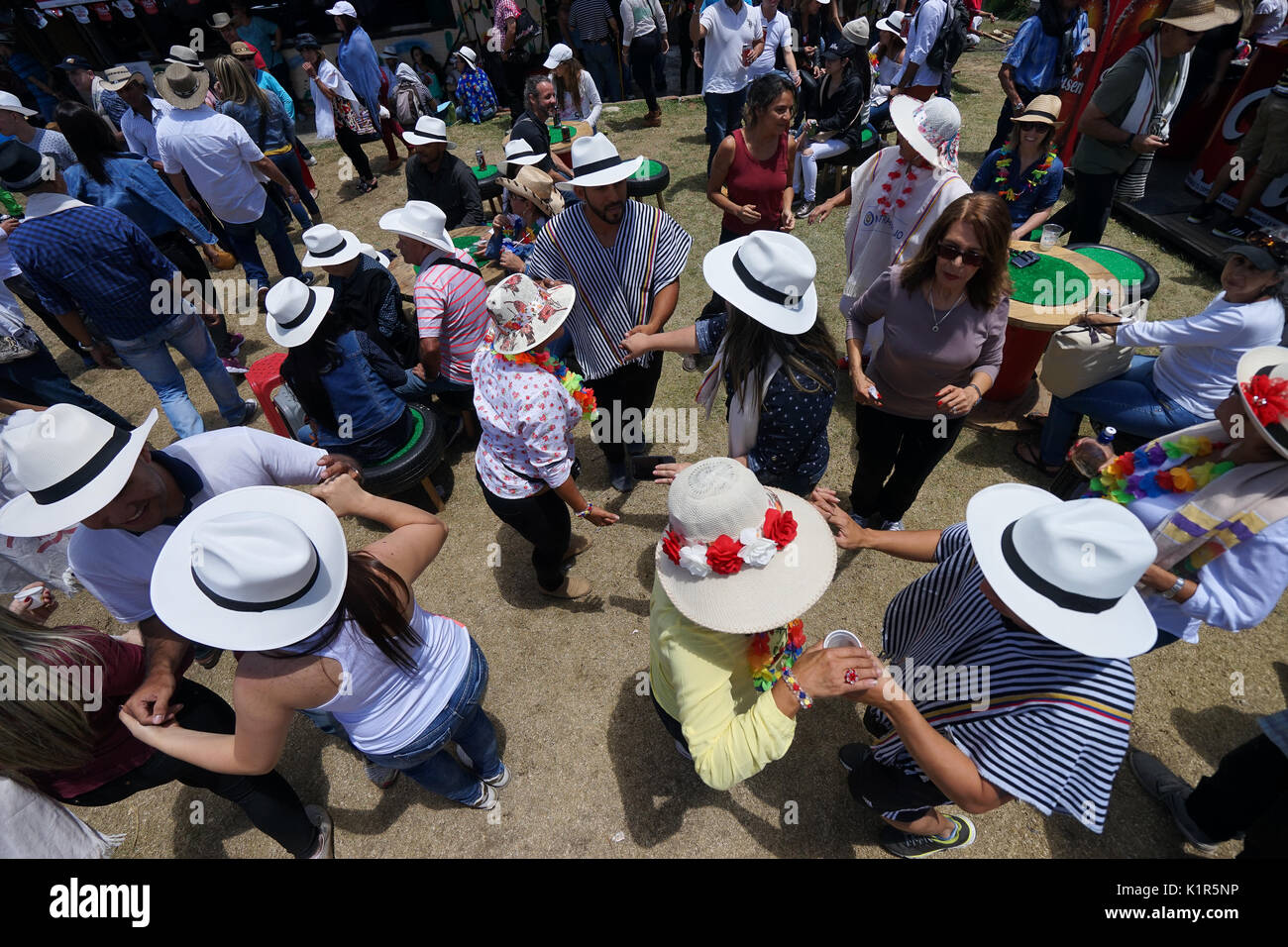 Il 6 agosto 2017 a Medellin, Colombia: turisti indossando sombreros e ponchos balli all'aperto durante il festival dei fiori lungo weekend Foto Stock