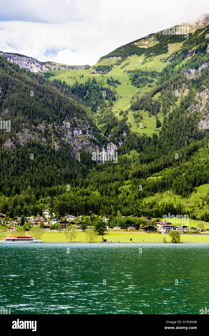 Il bellissimo lago di Achen. Il lago più alto nel Tirolo austriaco e si trova a nord di Jenback. Ha una profondità massima di 133m e ideale per sport acquatici Foto Stock