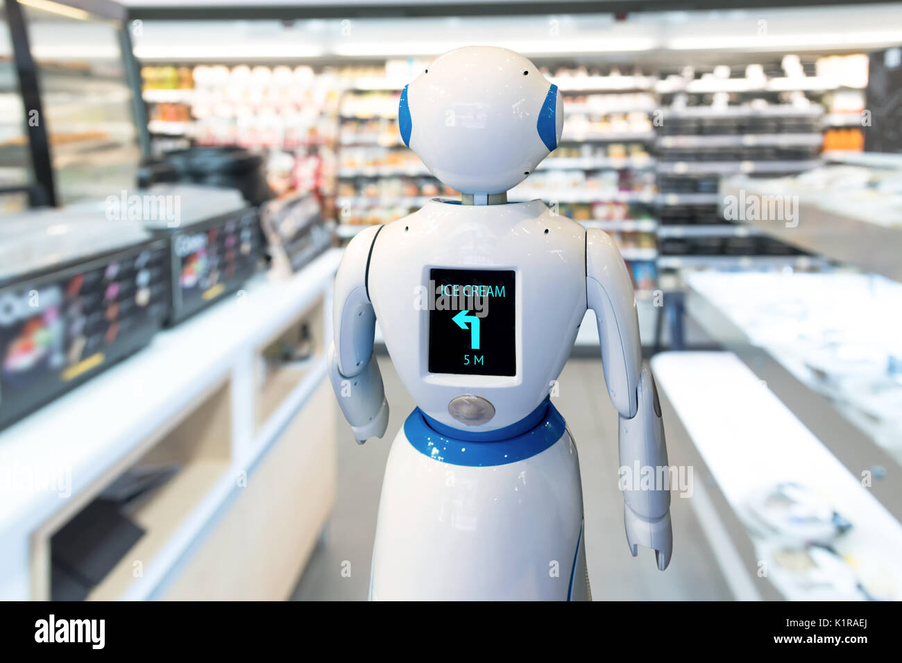Smart retail robot , Servizio di assistente , robo advisor la tecnologia di navigazione in department store. Robot a piedi portano a guidare il cliente a trovare gli oggetti. Foto Stock