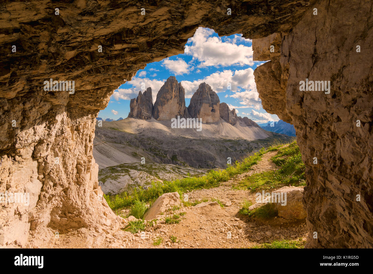Three peaks of lavaredo views from a cave immagini e fotografie stock ad  alta risoluzione - Alamy