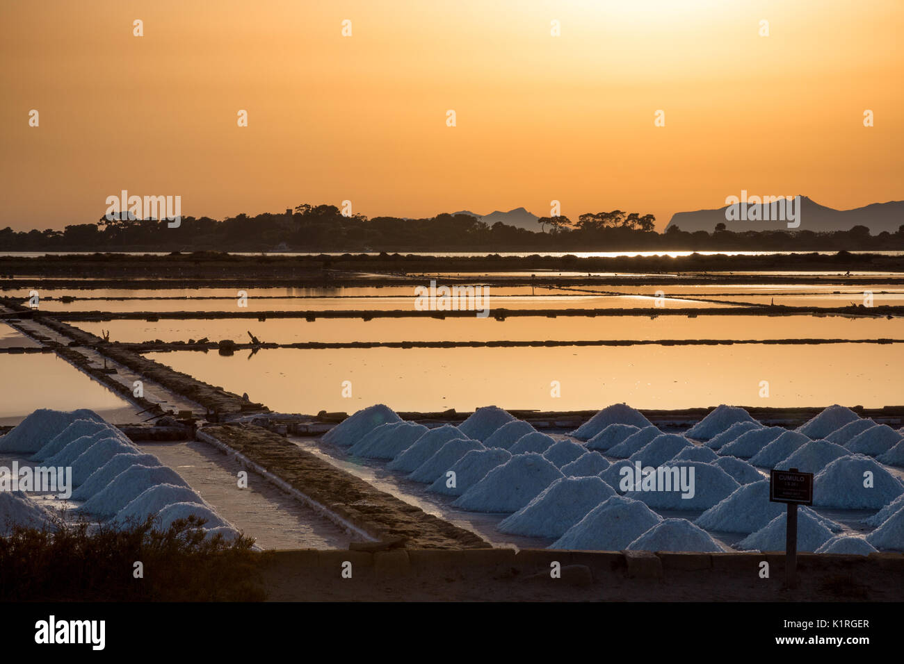 Marsala (Italia) - 'Saline dello Stagnone', vista al tramonto dei mulini e saline di Ettore Infersa di Marsala, la più grande laguna in Sicilia Foto Stock