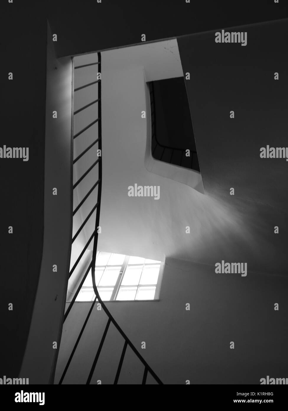 Scala e ringhiera con la luce del sole e mistero Blackhole attico Foto Stock