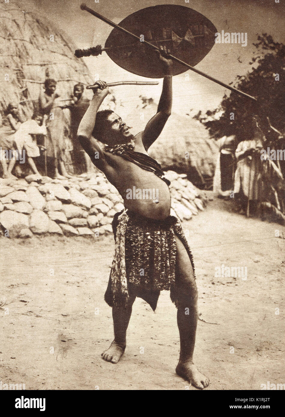 Un Zulu Rainmaker eseguendo una danza della pioggia Foto Stock
