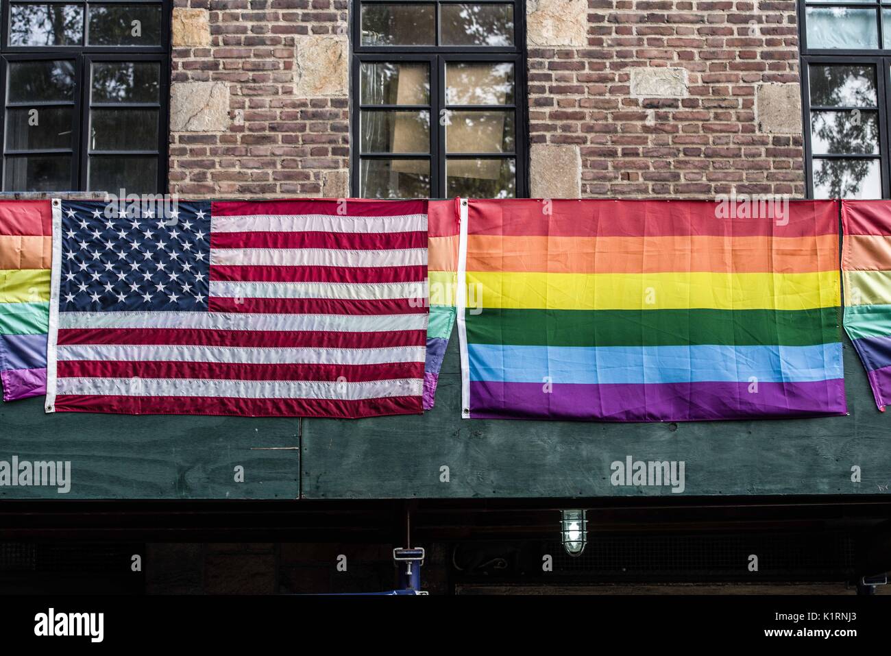 La città di New York, New York, Stati Uniti d'America. 26 Ago, 2017. American e orgoglio bandiere insieme al di là dal Stonewall Inn. Decine dimostrata per le aringhe Kiwi, 30 anni di una vecchia donna trangender che ha sparato e ucciso da San Luigi polizia dopo una chiamata da un vicino di casa. La dimostrazione è poi diventata un marzo che serpeggiava attraverso la parte inferiore di Manhattan, soste presso i ristoranti di consegnare il messaggio per i patroni. Almeno un alterco verbale emerso. La famiglia di aringhe sostiene che essa era vittima di lungo termine delle molestie da parte di un "omofobi'' prossimo, mentre la polizia un Foto Stock