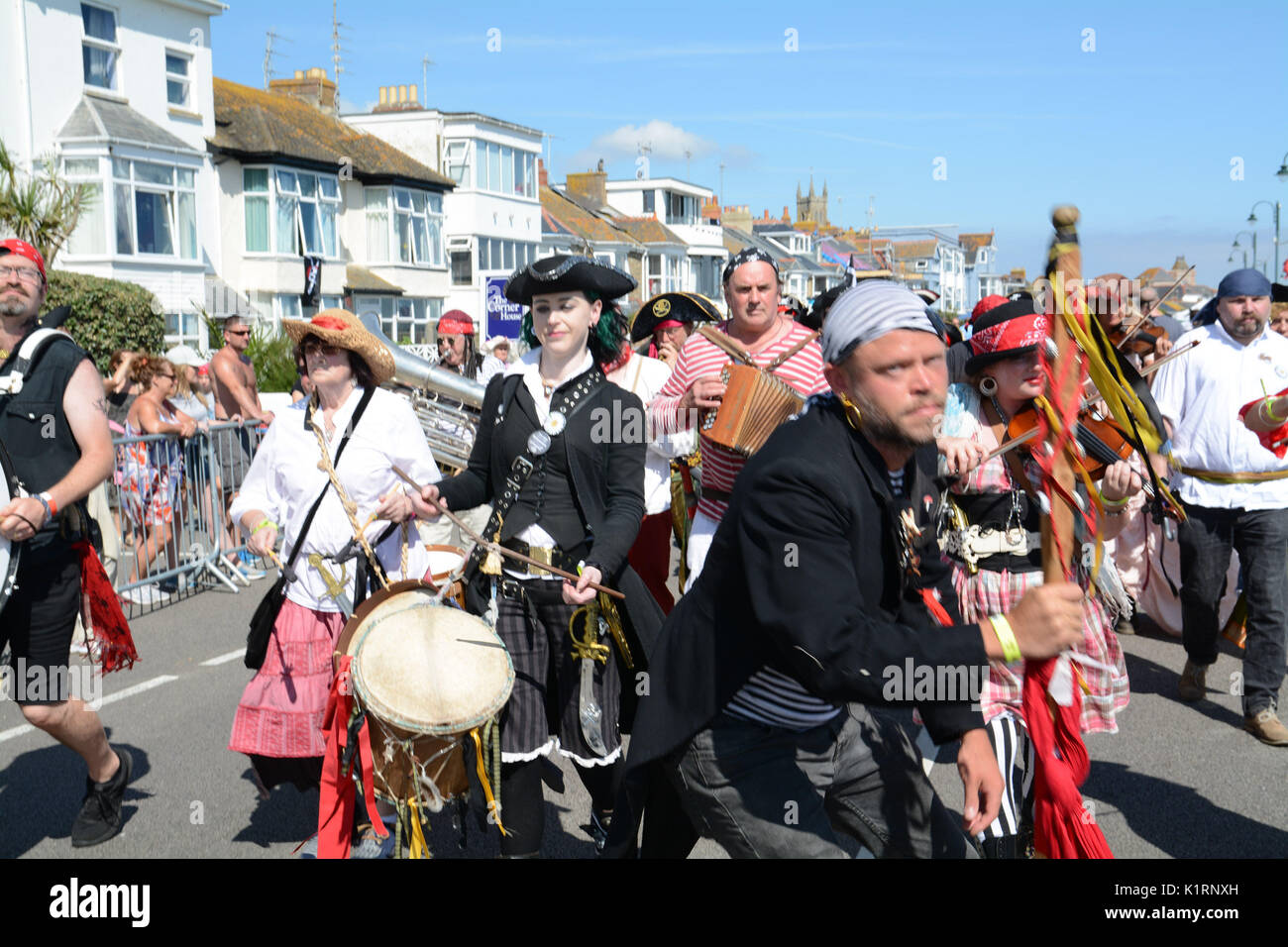 Penzance, Cornwall, Regno Unito. Il 27 agosto 2017. I pirati si raccolgono sul lungomare a Penzance in un tentativo di rompere il Guinness world record per il più grande numero di pirati in luogo. Nel 2014 Penzance in maniera restrittiva non è riuscita a riconquistare il titolo da Hastings, come essi sono stati 77 i pirati breve - la maggior parte dei quali erano di bere al di fuori del mare pub - e quindi al di fuori del funzionario di zona di conteggio. Essi hanno bisogno di 15000 pirati a vincere l'evento di quest'anno. Credito: Simon Maycock/Alamy Live News Foto Stock