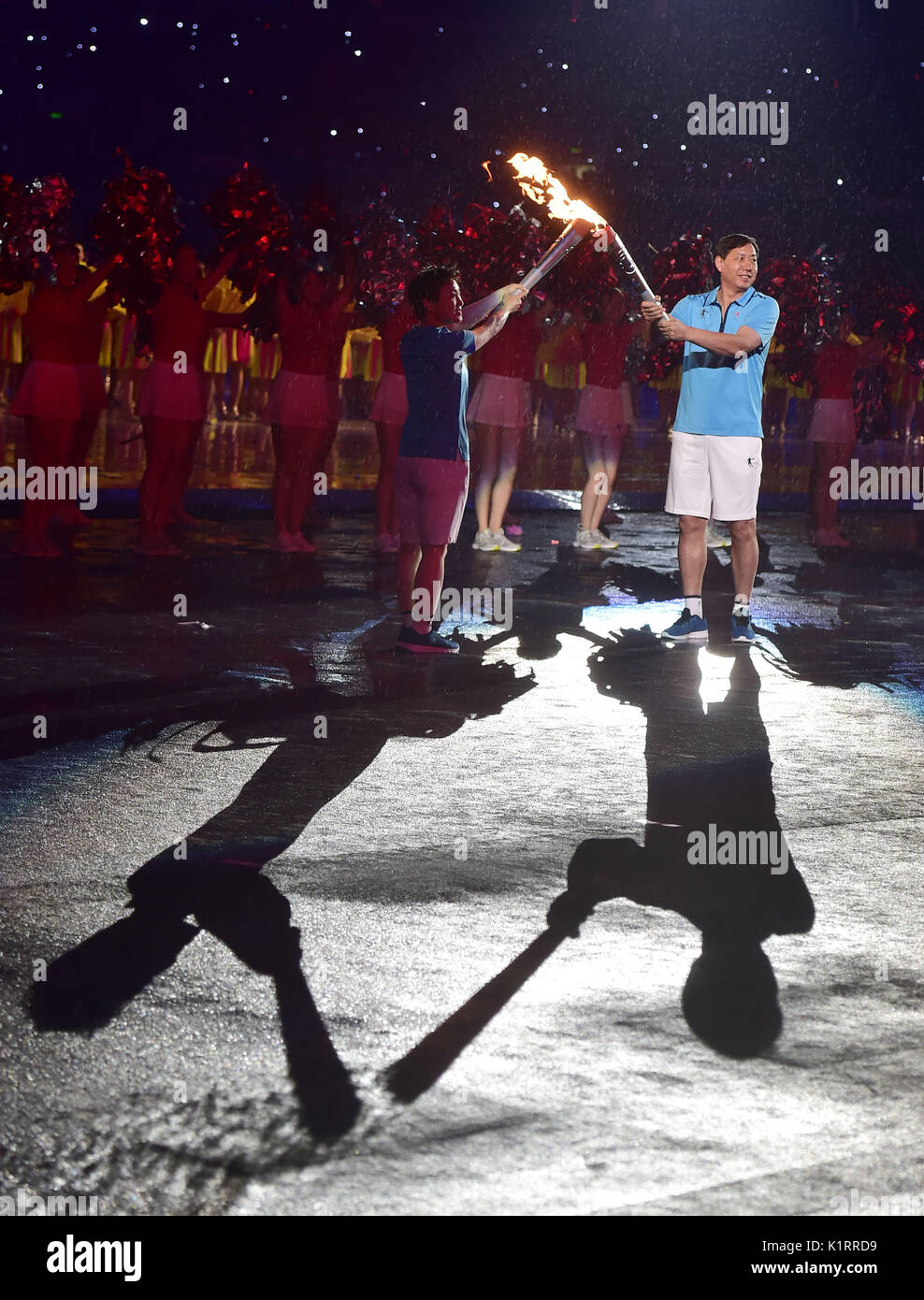 Tianjin. Il 27 agosto, 2017. Torchbearer Xie Pingping (L) e Wang Baoquan prendere parte al relè della torcia durante la cerimonia di apertura del XIII cinese Giochi Nazionali nel nord della Cina di Tianjin comune, e il agosto 27, 2017. Credito: Yue Yuewei/Xinhua/Alamy Live News Foto Stock