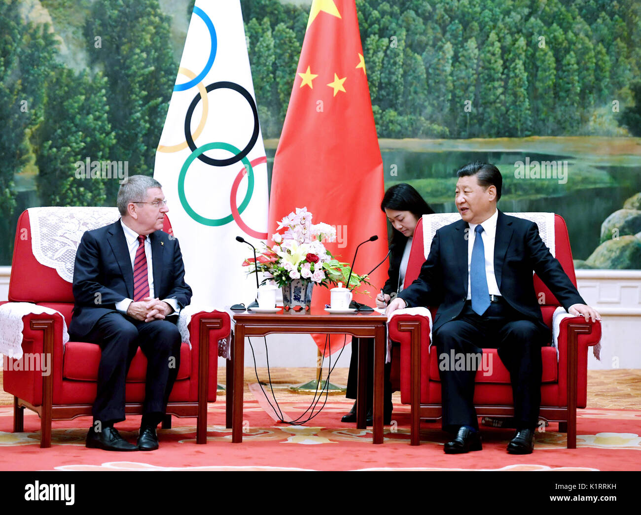 (170827) -- TIANJIN, Agosto 27, 2017 (Xinhua) -- Il presidente cinese Xi Jinping (R) si riunisce con il Comitato Olimpico Internazionale (CIO) Presidente Thomas Bach nel nord della Cina di Tianjin comune, e il agosto 27, 2017. (Xinhua/Li Xueren) (DHF) Foto Stock