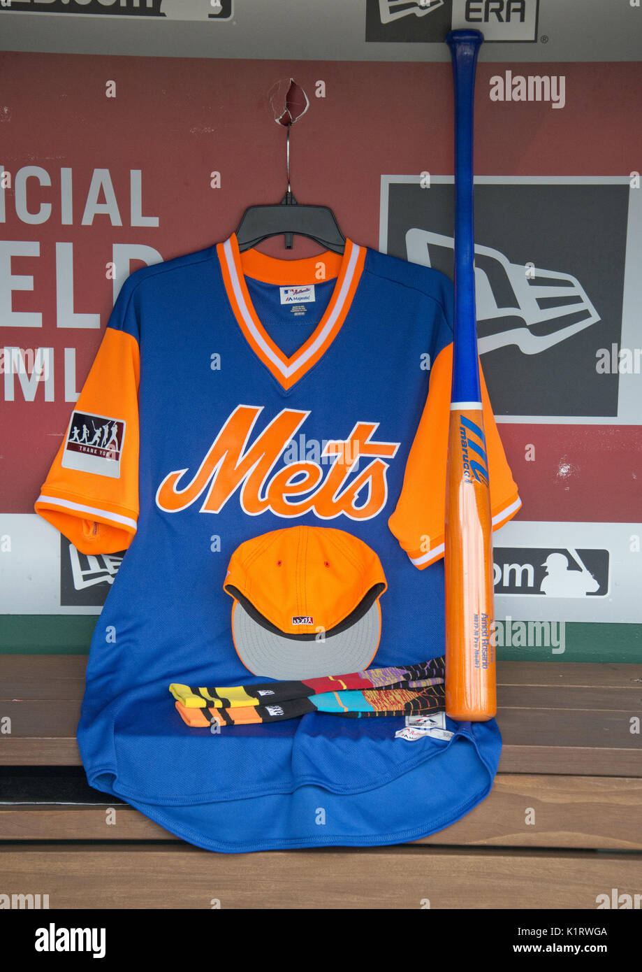 Washington, Distretto di Columbia, Stati Uniti d'America. 26 Ago, 2017. New York Mets nickname personalizzato jersey, con il bat, cappello e sox, visualizzati in piroga prima della partita contro i cittadini di Washington a cittadini Parco di Washington, DC il Sabato, Agosto 26, 2017.Credit: Ron Sachs/CNP. Credito: Ron Sachs/CNP/ZUMA filo/Alamy Live News Foto Stock