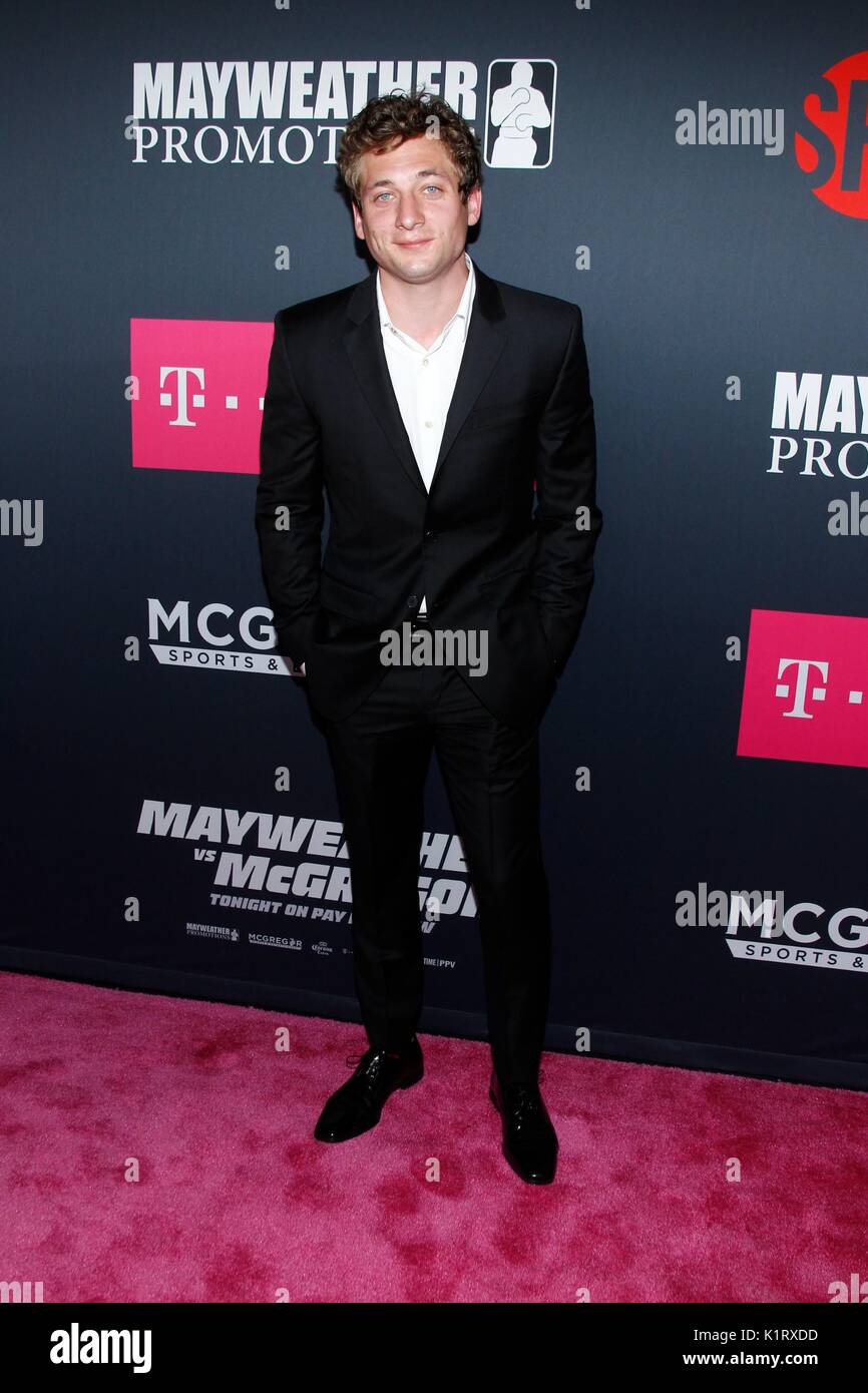 Jeremy Allen White presso gli arrivi per Showtime's Mayweather vs. McGregor Pre-Event VIP Party Red Carpet, T-Mobile Arena, Las Vegas NV, Agosto 26, 2017. Foto di: JA/Everett Collection Foto Stock