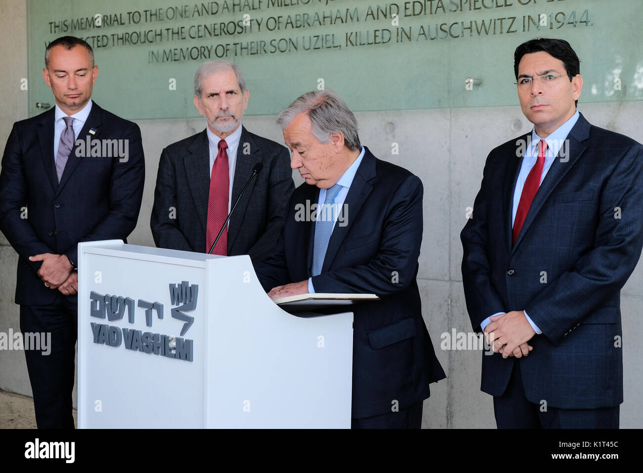 Gerusalemme, Israele. 28 Agosto, 2017. Il Segretario Generale delle Nazioni Unite Antonio GUTERRES Firma il libro degli ospiti e gli indirizzi dei supporti sulla eradicazione dell antisemitismo di concludere una visita al Memoriale di Yad Vashem Holocaust Museum di Gerusalemme. Questa quattro giorni di visita in Israele e l' Autorità palestinese è Guterres' primo viaggio in Medio Oriente poiché assumendo il suo post del 1 gennaio 2017. Credito: Nir Alon/Alamy Live News Foto Stock