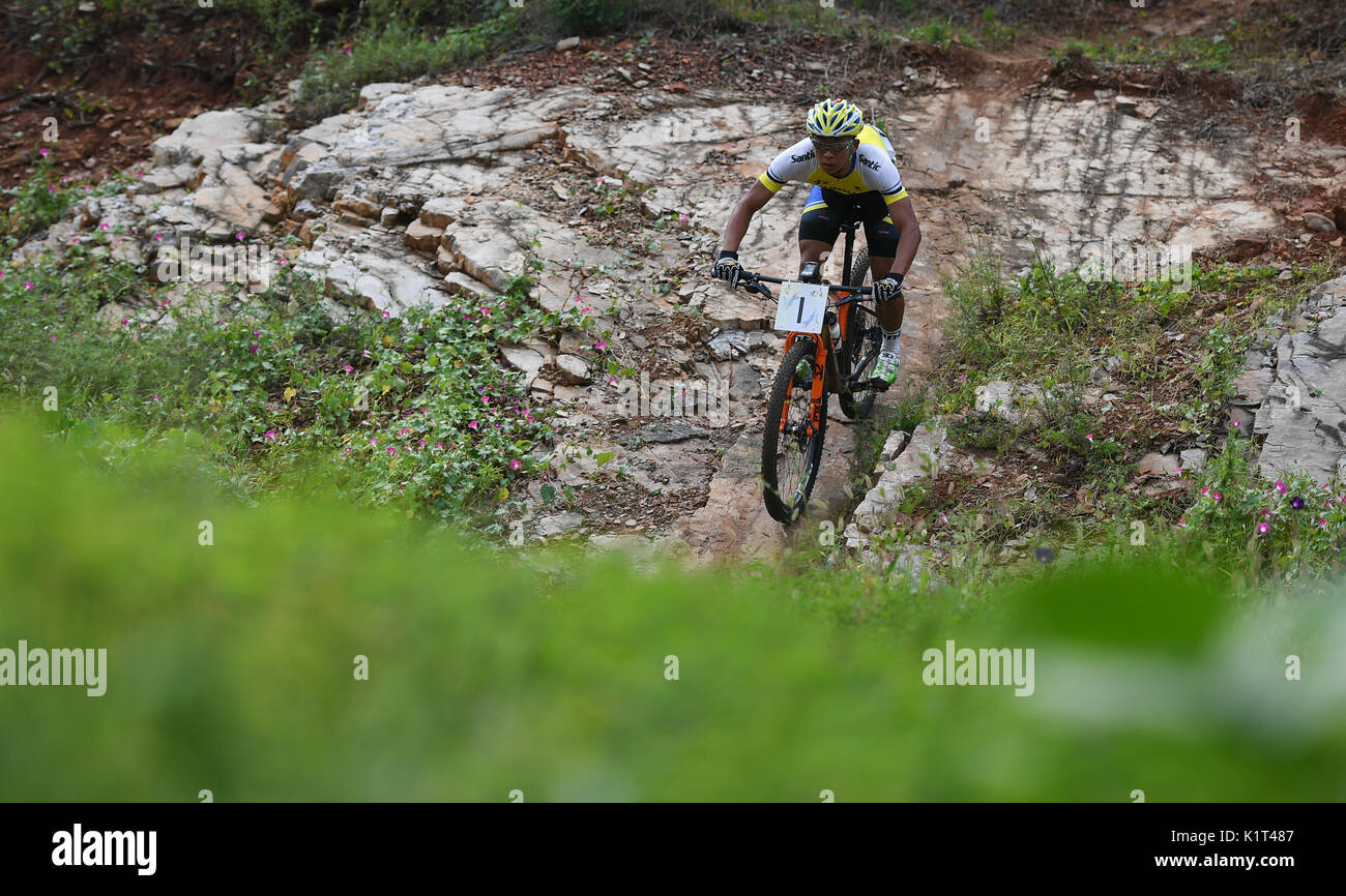 Tianjin. 28 Agosto, 2017. Lyu Xianjing dello Yunnan compete durante la finale di uomini mountain bike cross-country del ciclismo al tredicesimo cinese Giochi Nazionali nel nord della Cina di Tianjin comune, 28 agosto 2017. Lyu Xianjing ha vinto la medaglia d'oro con 1:42,46. Credito: Li Xiang/Xinhua/Alamy Live News Foto Stock