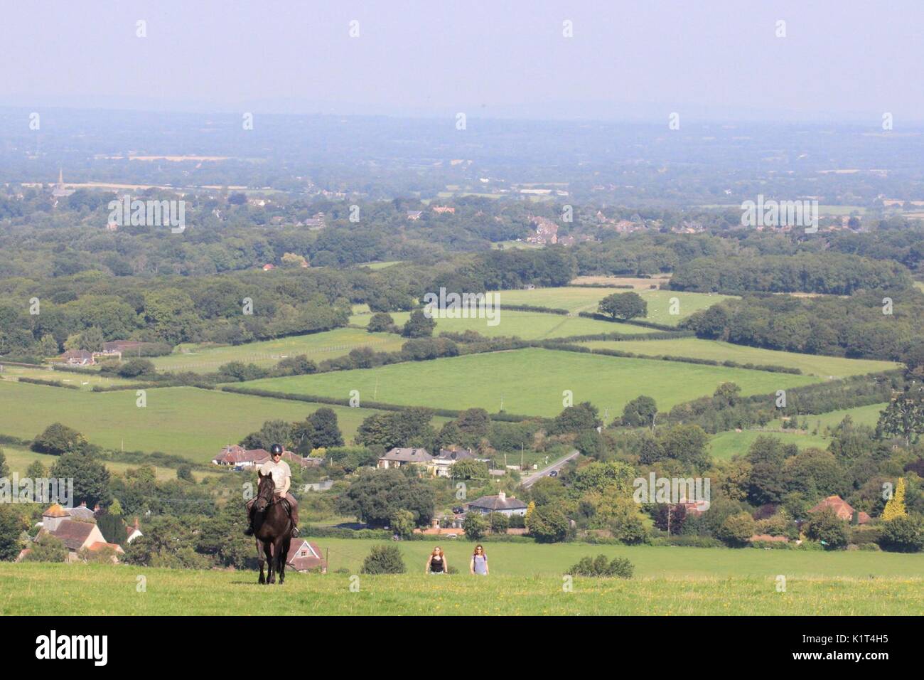 South Downs national park, Regno Unito. 27 Ago, 2017. Il sole e il bel tempo per quello che potrebbe essere uno dei più caldi a Ferragosto nei fine settimana per un certo periodo di tempo. Credito: Darren Attersley./Alamy Live News Foto Stock