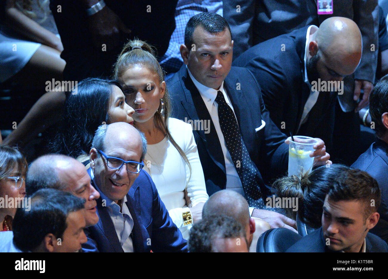 Jennifer Lopez e Derek Jeter frequentare il Floyd Mayweather Jr v Conor McGregor lotta al T-Mobile Arena di Las Vegas. Foto Stock