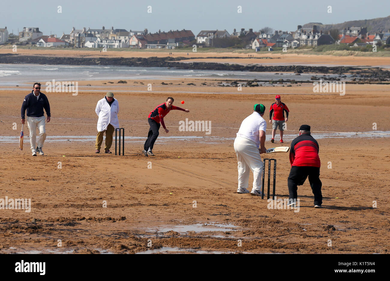 La nave Inn Cricket Club giocare una partita casalinga contro l'eccentrico fenicotteri Cricket Club domenica Aprile 30th, 2017, di fronte al pub di Elie, Fife, che è il solo in Gran Bretagna per avere una squadra di cricket con un passo sulla spiaggia. La nave Inn Cricket Club stagione dura da maggio a settembre con date delle partite dipende dalle maree. Qualsiasi battitore che colpisce un sei che atterra in nave Inn beer garden vince la loro altezza in birra e qualsiasi spettatore che si ritiene che le catture di sei nel giardino della birra vince anche la loro altezza nella birra. Foto Stock