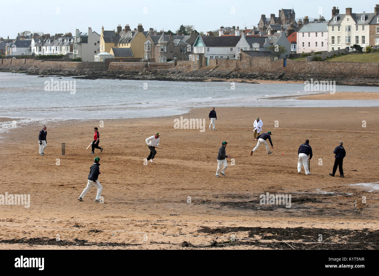 È sotto embargo per 0001 Lunedì 28 Agosto la nave Inn Cricket Club giocare una partita casalinga contro l'eccentrico fenicotteri Cricket Club domenica Aprile 30th, 2017, di fronte al pub di Elie, Fife, che è il solo in Gran Bretagna per avere una squadra di cricket con un passo sulla spiaggia. La nave Inn Cricket Club stagione dura da maggio a settembre con date delle partite dipende dalle maree. Qualsiasi battitore che colpisce un sei che atterra in nave Inn beer garden vince la loro altezza in birra e qualsiasi spettatore che si ritiene che le catture di sei nel giardino della birra vince anche la loro altezza nella birra. Foto Stock