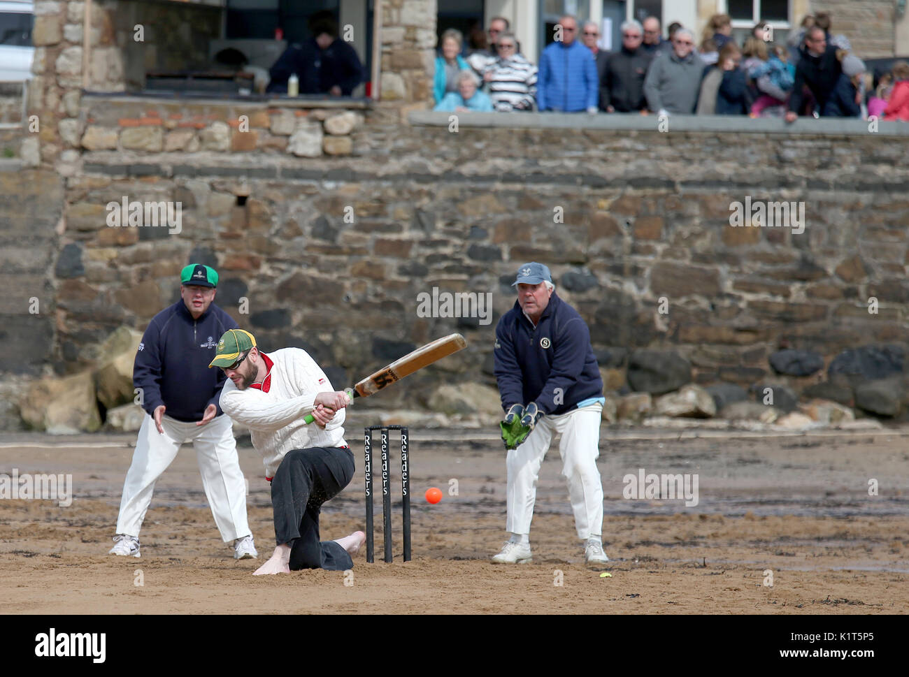 È sotto embargo per 0001 Lunedì 28 Agosto la nave Inn Cricket Club giocare una partita casalinga contro l'eccentrico fenicotteri Cricket Club domenica Aprile 30th, 2017, di fronte al pub di Elie, Fife, che è il solo in Gran Bretagna per avere una squadra di cricket con un passo sulla spiaggia. La nave Inn Cricket Club stagione dura da maggio a settembre con date delle partite dipende dalle maree. Qualsiasi battitore che colpisce un sei che atterra in nave Inn beer garden vince la loro altezza in birra e qualsiasi spettatore che si ritiene che le catture di sei nel giardino della birra vince anche la loro altezza nella birra. Foto Stock