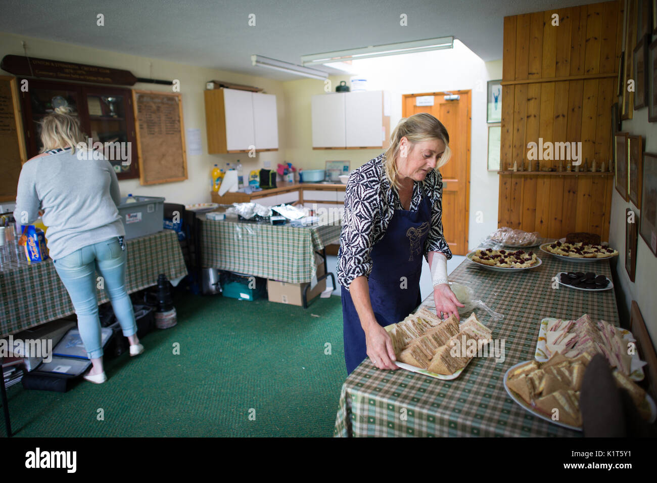 Panini e spuntini sono preparati nella club house durante la partita annuale amichevole tra Cravens Cavaliers e Lynton & Lynmouth Cricket Club a terra, all'interno della Valley of Rocks, Devon Nord, sabato 5 agosto 2017 Foto Stock