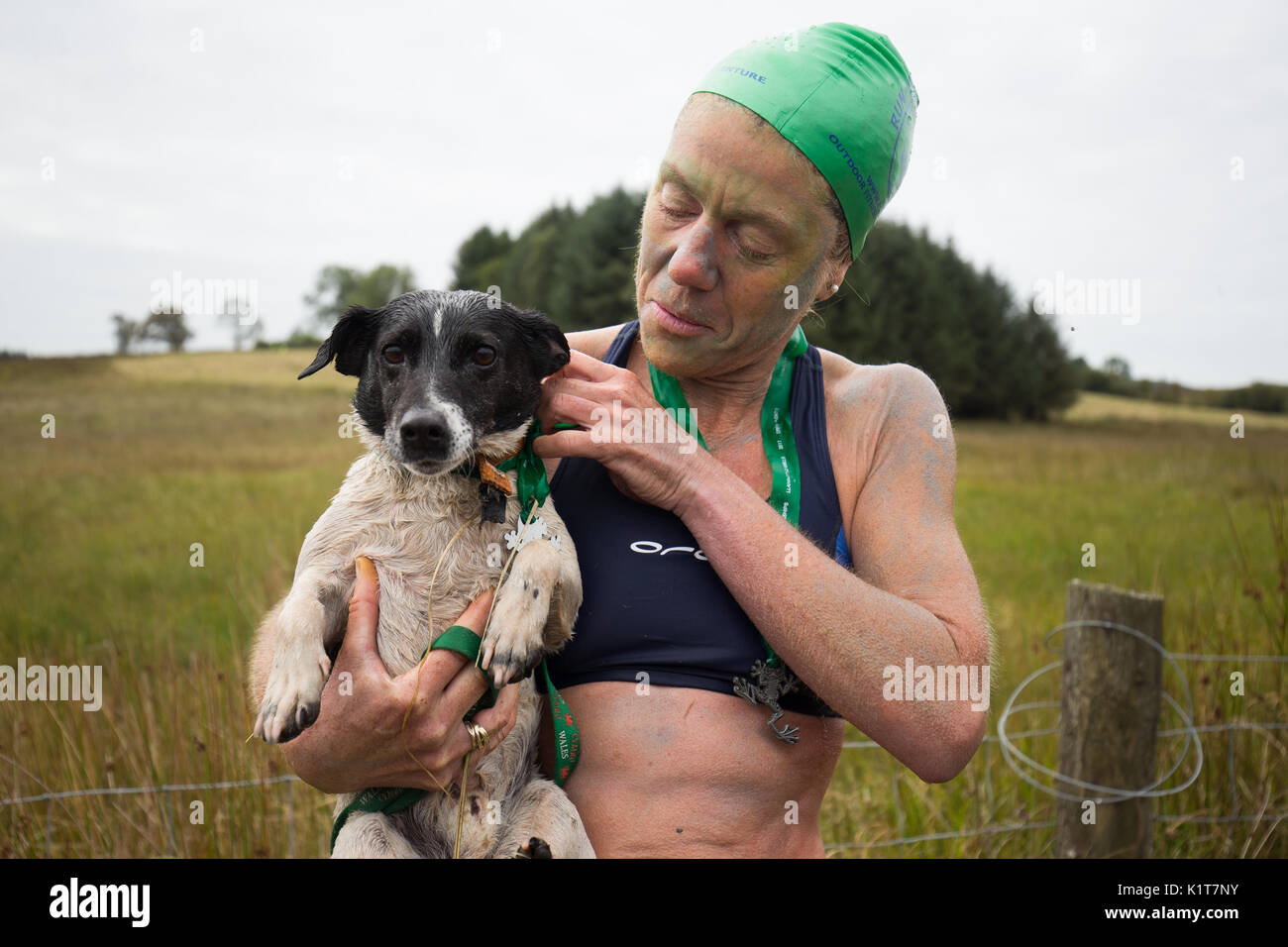 Angela Johnson e il suo cane Jack che hanno preso parte alla trentaduesima mondo Bog Snorkelling campionati a Waen Rhydd torbiera in hotel a Llanwrtyd Wells, Galles. Foto Stock