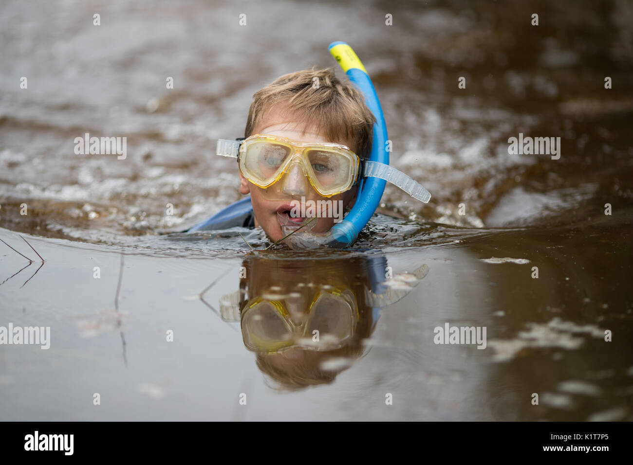 Albert Johnson, 7, prende parte alla trentaduesima mondo Bog Snorkelling campionati a Waen Rhydd torbiera in hotel a Llanwrtyd Wells, Galles. Foto Stock