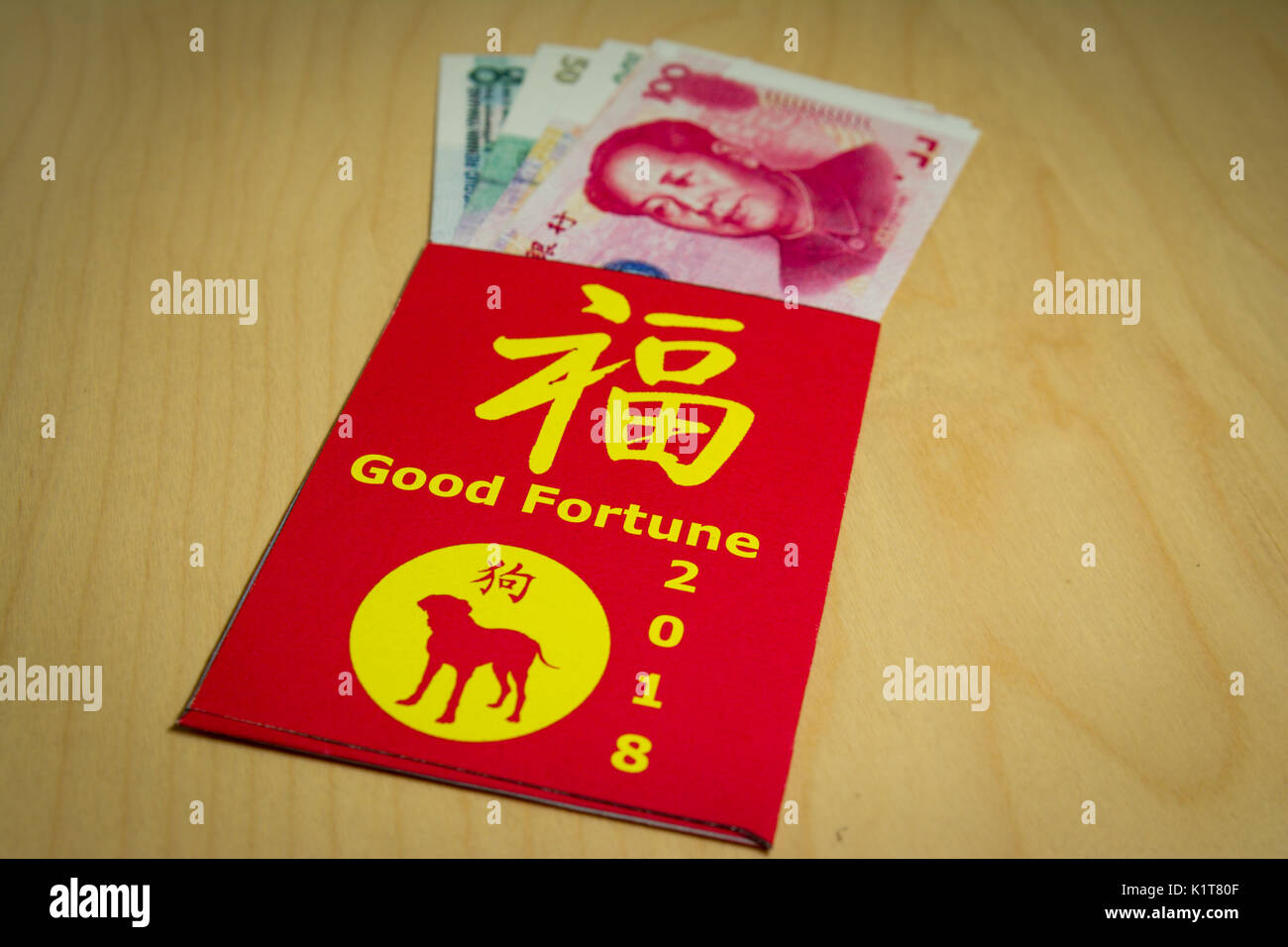 La busta rossa o hong bao è utilizzato per dare denaro durante il Nuovo  Anno Cinese in Cina e Taiwan Foto stock - Alamy