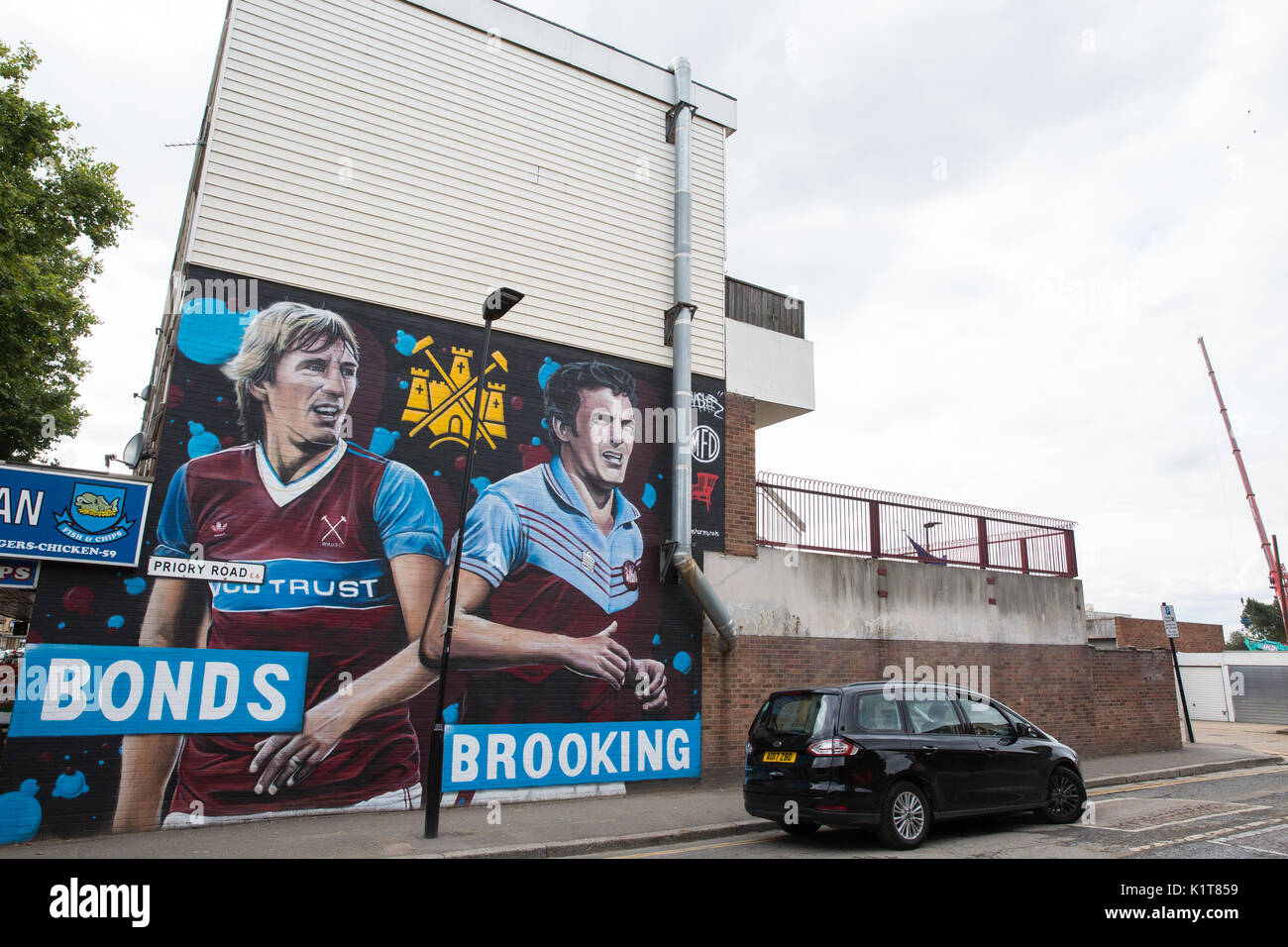 Londra, Regno Unito. 24 agosto 2017. GnasherMurals il murale di ex-giocatori Billy Obbligazioni e Sir Trevor Brooking accanto alla ex sito dell'Boleyn Ground. Foto Stock