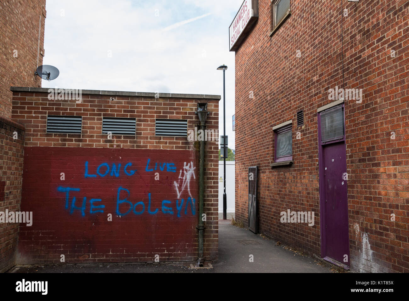 Londra, Regno Unito. 24 agosto 2017. "Viva la Boleyn' graffiti vicino al sito di Boleyn Ground, West Ham United dell ex Stadium di Upton Park. Foto Stock