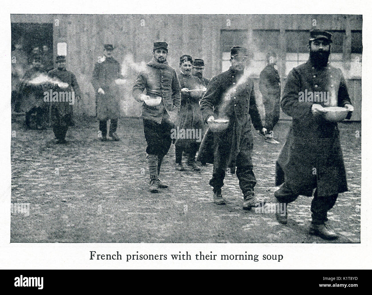 Questa fotografia presa all'inizio della Prima Guerra Mondiale ha la didascalia: prigionieri francesi con la loro zuppa di mattina. Foto Stock