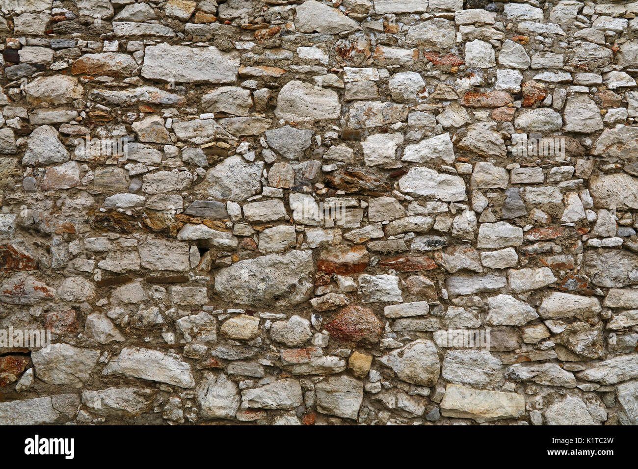 Antico castello medievale o fortezza vecchia ruvida roccia bianca pietra parete stratificata pavimentazione sfondo texture Foto Stock