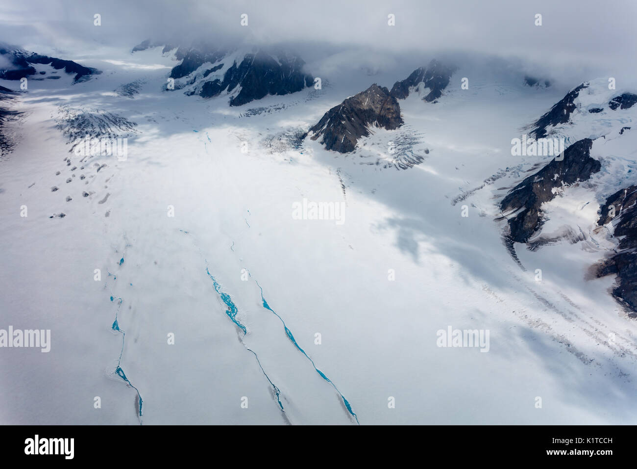 Stretti crepacci blu che sembrano laghi sulla cima del ghiacciaio Foto Stock