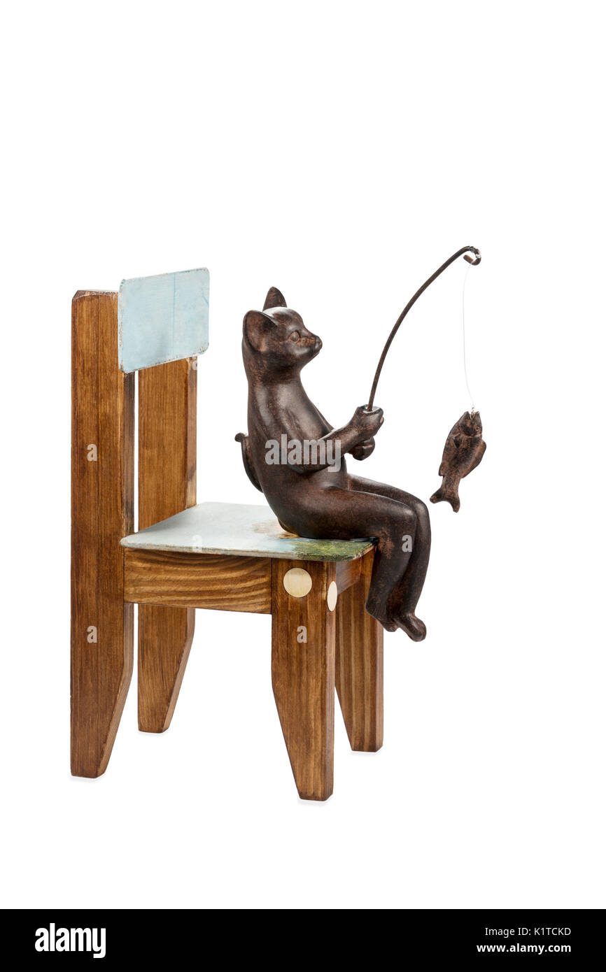Cat va a pescare su una sedia Foto Stock