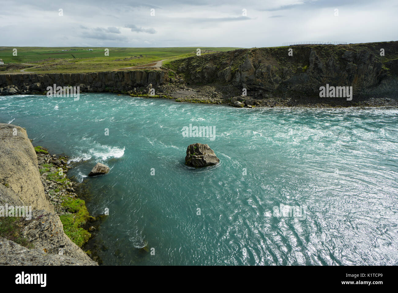 Islanda - Crystal clear fiume di cascate Godafoss al sunshine nel canyon verde vicino a Laugar Foto Stock