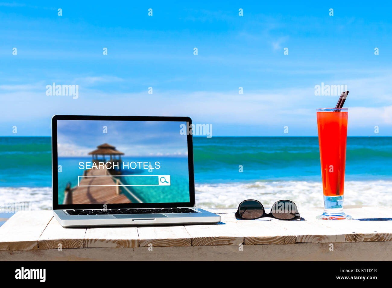 Ricerca di alberghi sito web sullo schermo del computer, prenotazione online concetto, spiaggia tropicale sfondo Foto Stock