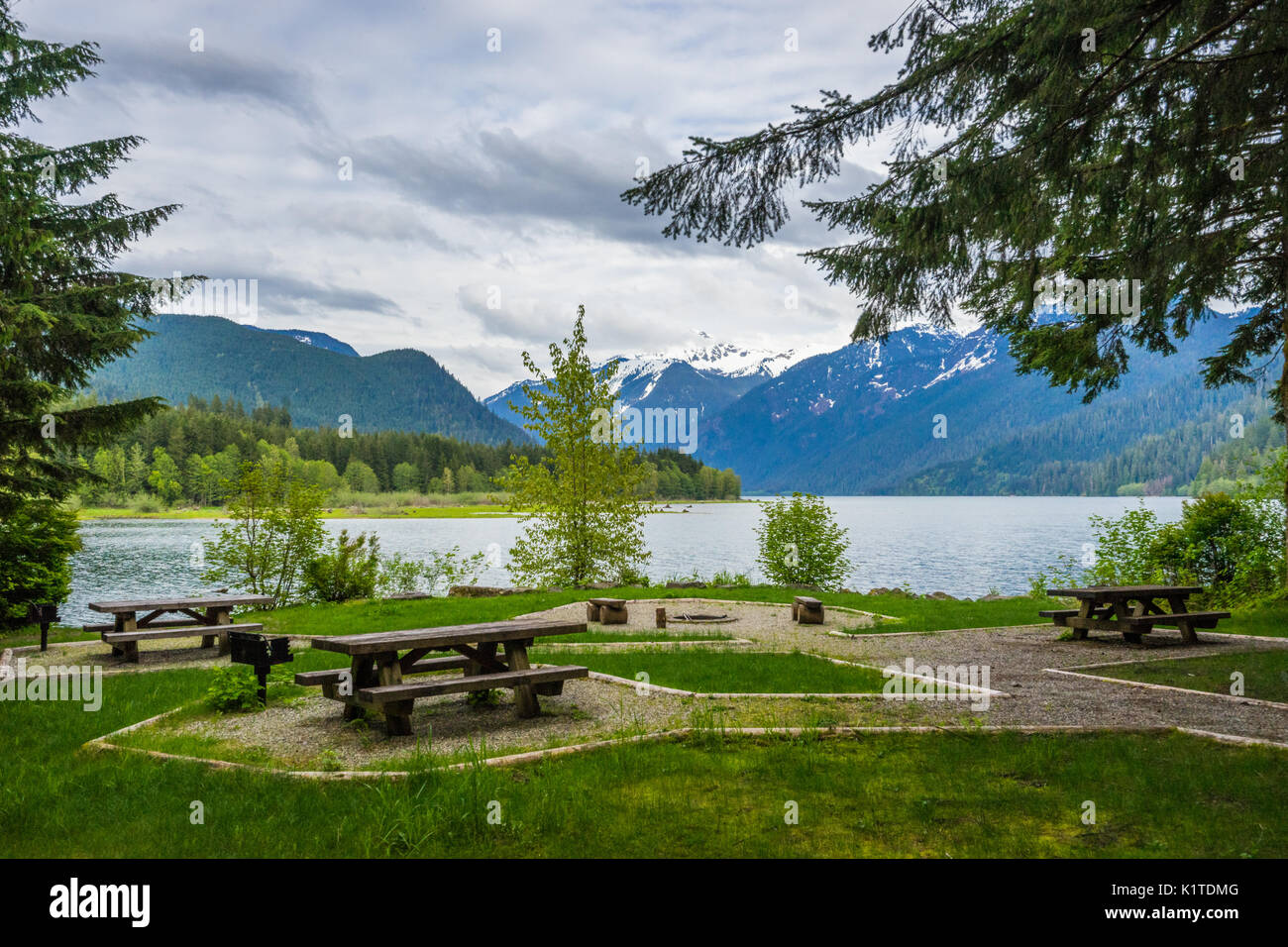 Tavoli da picnic presso un campeggio in Baker Lake, Mount Baker-Snoqualmie foresta nazionale, nello Stato di Washington, USA Foto Stock