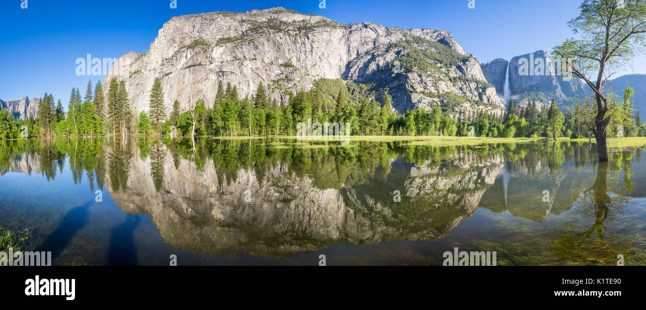 La riflessione di Yosemite cascate Yosemite National Park, California, Stati Uniti d'America Foto Stock