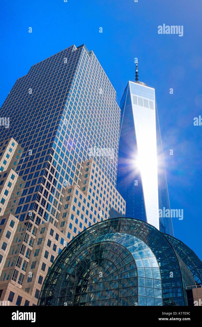 One World Trade Center visto dal North Cove sul Porto di New York Foto Stock