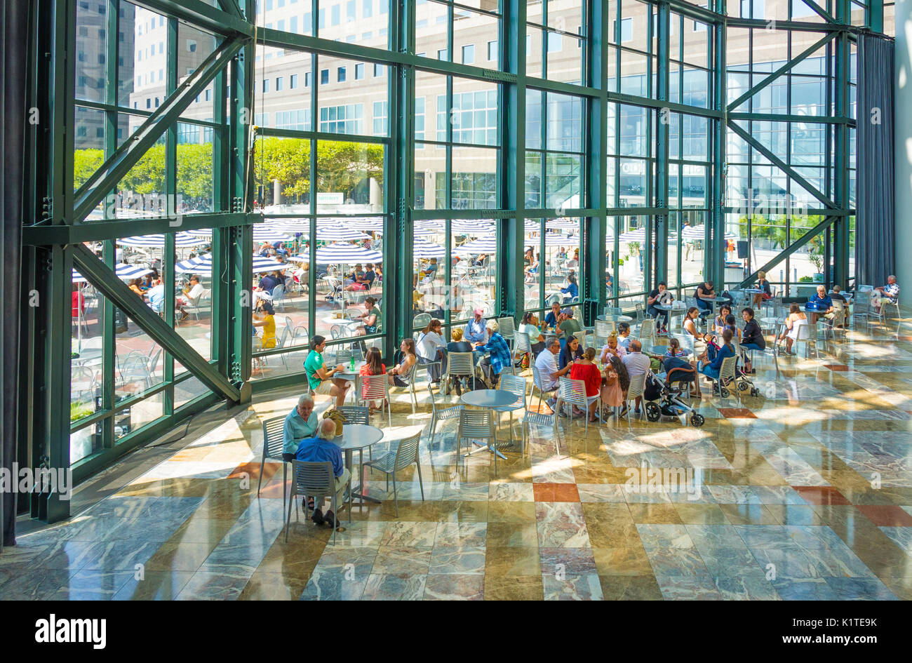 All'interno del giardino d'inverno Atrium di Brookfield posto rivolto verso il North Cove Marina Foto Stock