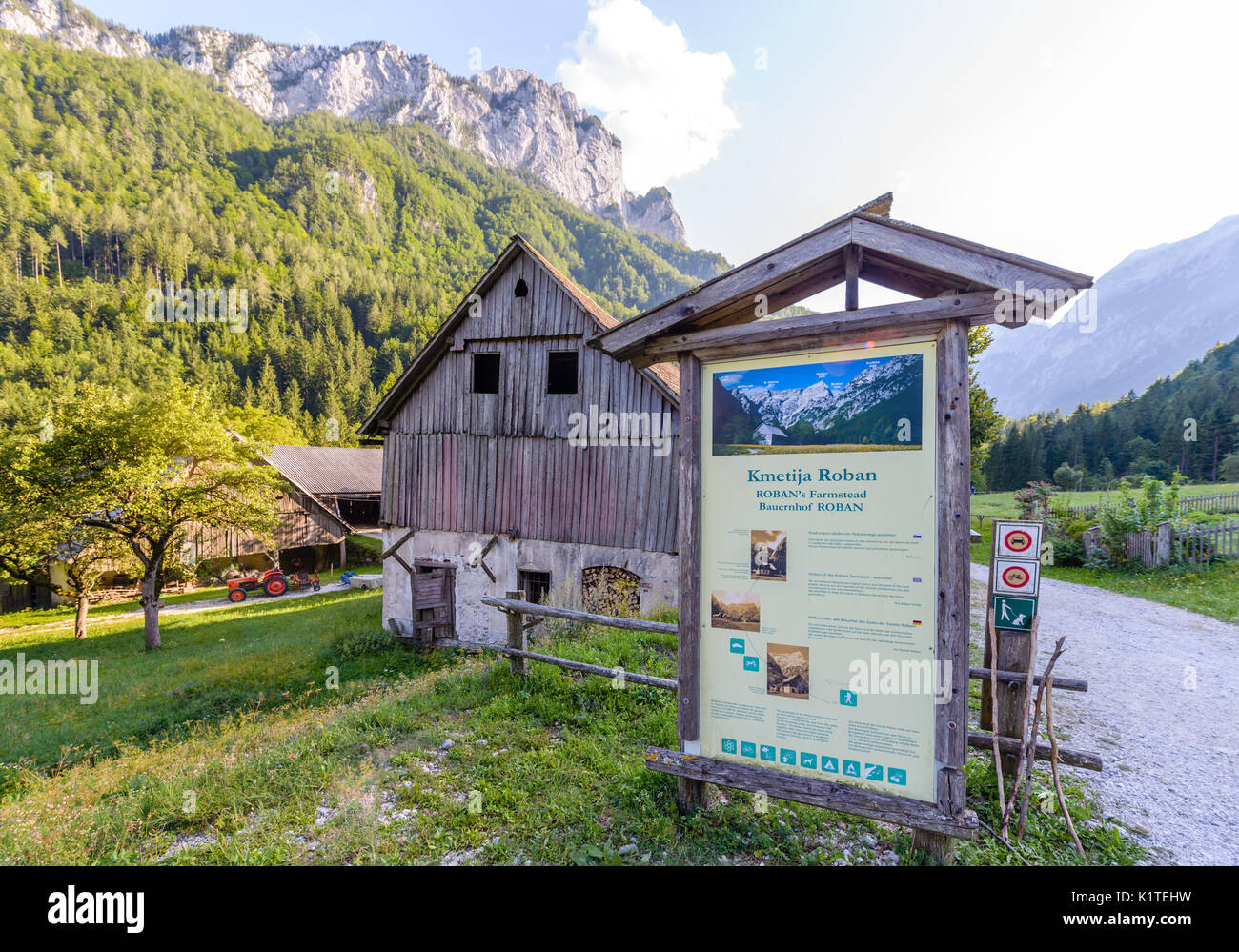 Robanov kot, Slovenia - 20 August 2017: Roban cascina in Robanov kot, la Slovenia è un tradizionale protetta fattoria alpina in posizione idilliaca e conservato come mo Foto Stock