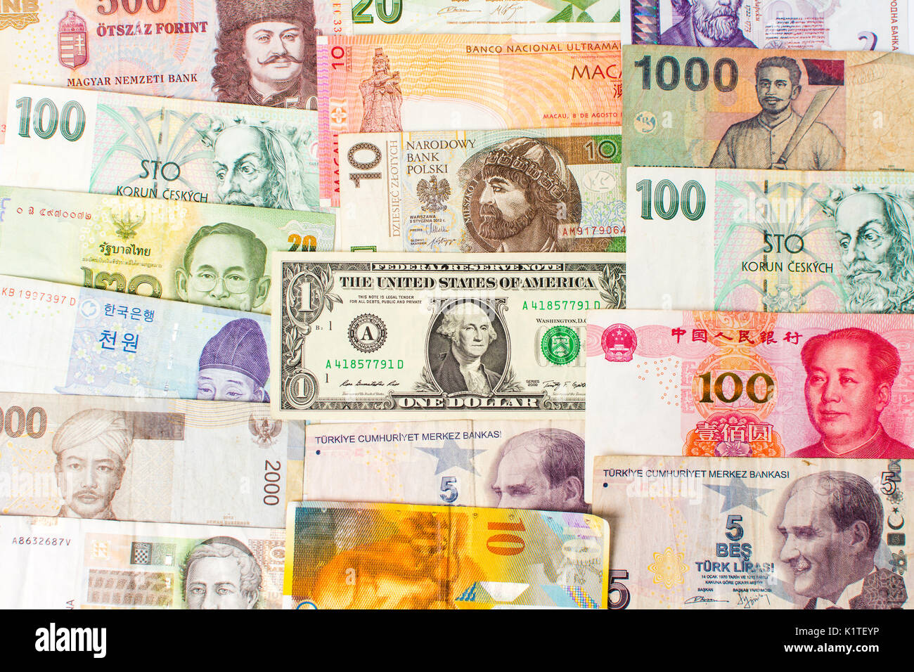 Varie monete banconote formando una configurazione di sfondo Foto Stock