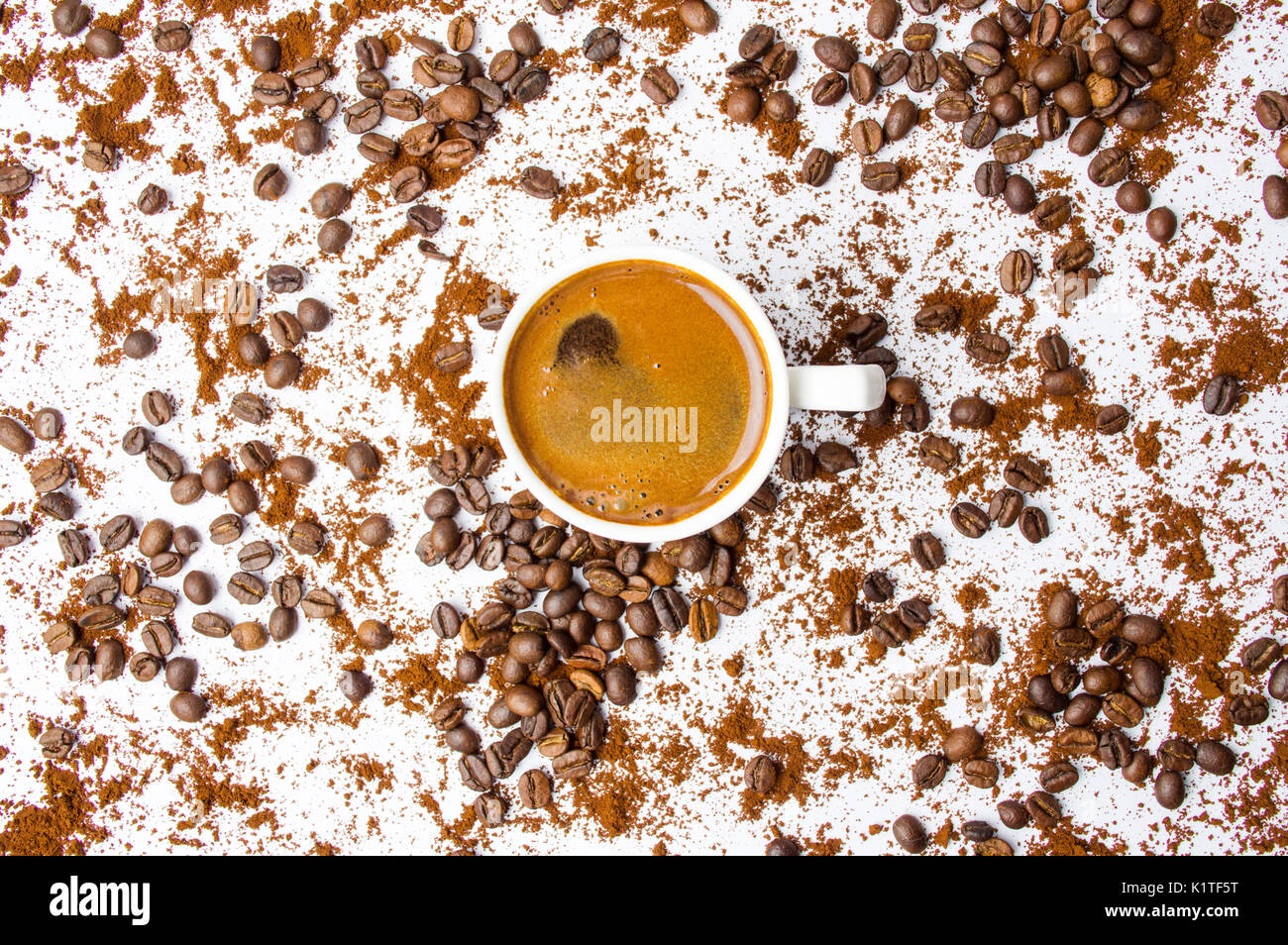 Tazza di caffè con granuli e polvere sul piatto bianco lay Foto Stock