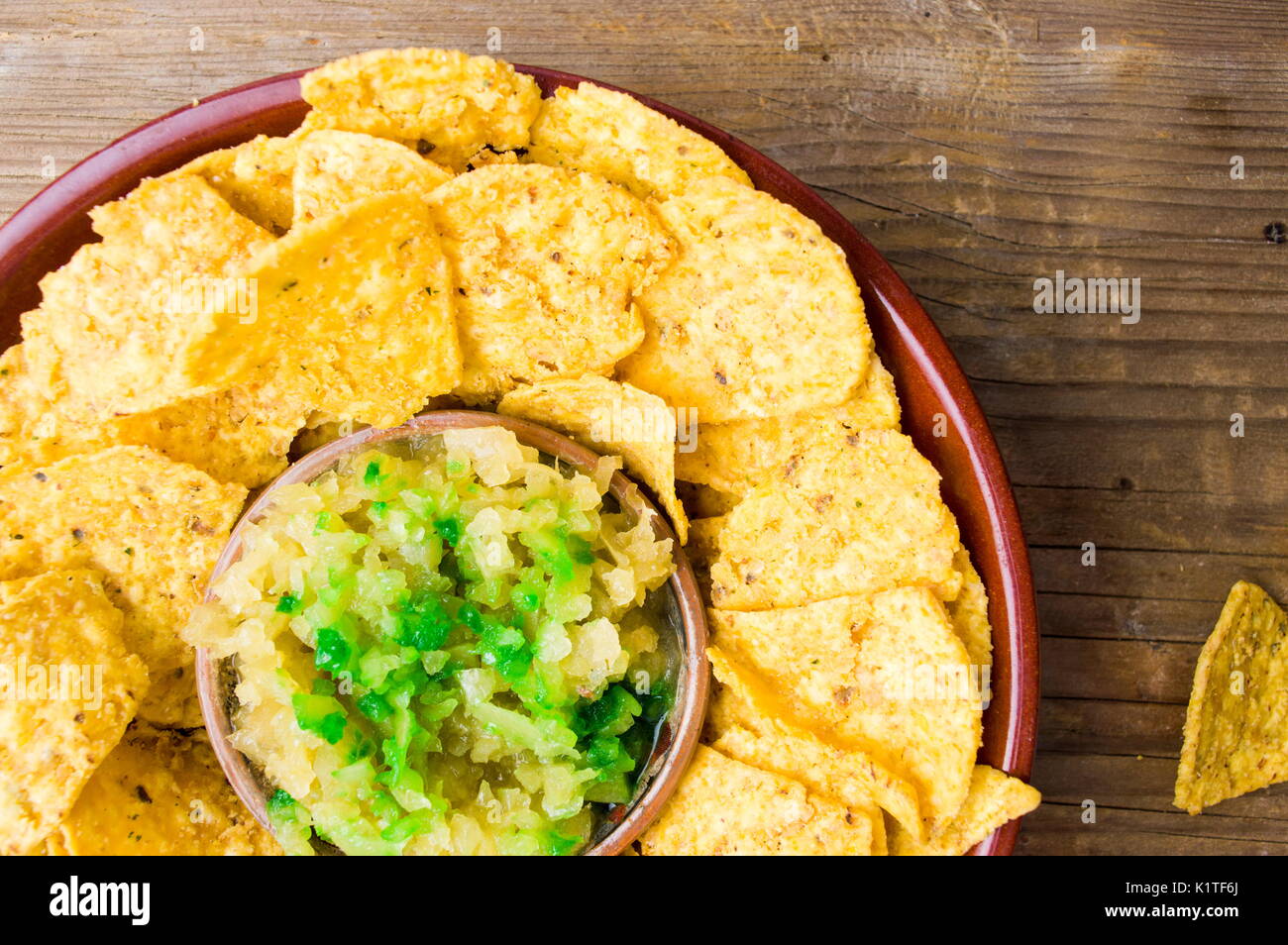 Tortilla chips con salsa fatta in casa sul tavolo Foto Stock