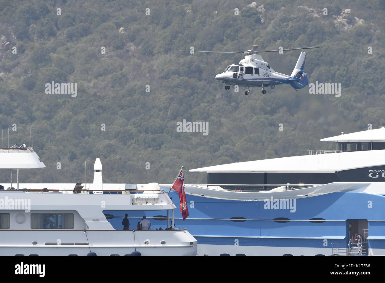 Sardegna, Italia, Luglio 21 - 2017, un elicottero è lo sbarco su di un lussuoso yacht in Sardegna, Italia Foto Stock