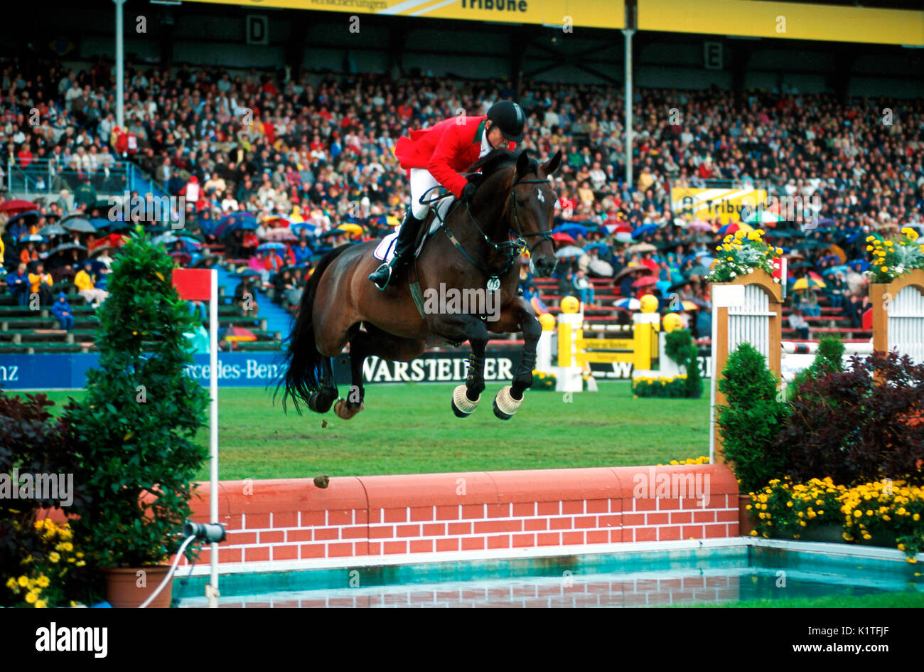 CHIO Aachen, luglio 2000, Alfonso Romo (MEX) riding Montemorelos La Silla oltre il salto di acqua Foto Stock