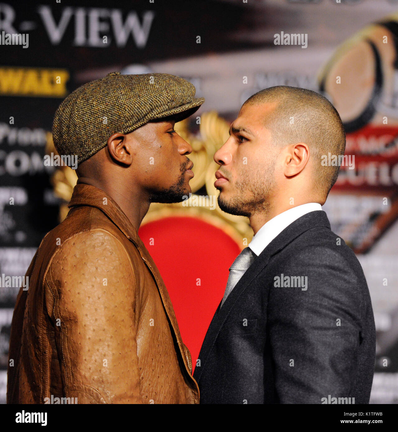US Boxer Floyd Mayweather (L) WBA Super Welterweight World Champion Miguel Cotto Puerto Rico Faceoff durante la conferenza stampa Grauman's Chinese Theatre Hollywood marzo 1,2012. Mayweather cotto incontrerà WBA Super Welterweight World Championship Fight 5 maggio MGM Grand Las Vegas. Foto Stock